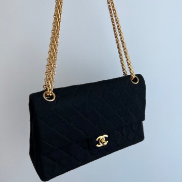 CHANEL CLASSIC FLAP BAG (AUTHENTIC) - Picture 6 of 16